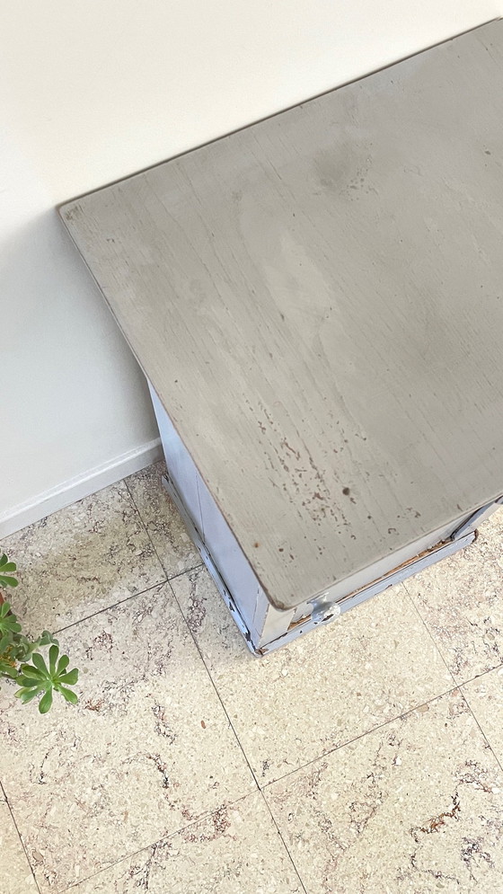 Image 1 of Antiek grijs houten nachtkastje