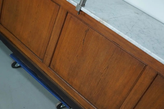 Image 1 of Gran mostrador antiguo Art Déco de chocolate alemán de roble y mármol, década de 1920