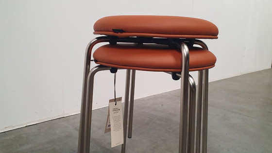 Image 1 of 2 taburetes apilables de bar Hübsch Design en color coñac/níquel marrón