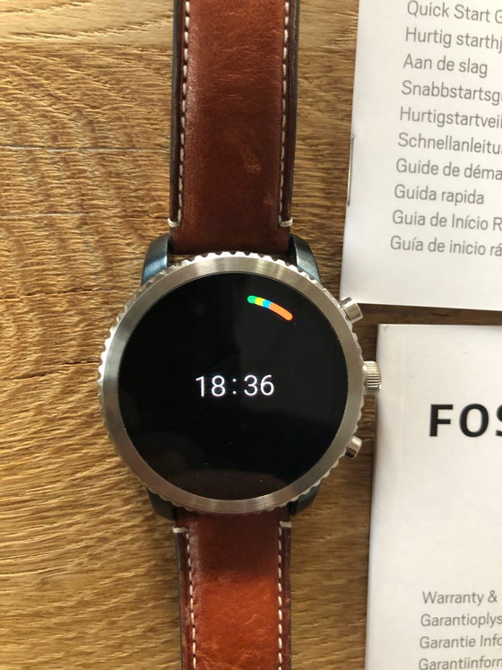 Fossil Smartwatch – Gifts, Glass, Leather (photo 6 of 6)