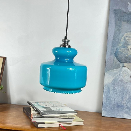 Pendelleuchte Globe aus blauem Opalglas 1970