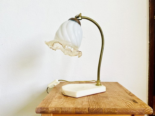 Elegante verstellbare Schwanenhals-Tischlampe mit Marmorsockel und Glastulpenschirm, 1960er Jahre