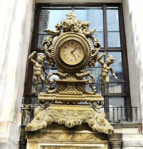Image 1 of Elegant shelf clock in baroque/rococo style