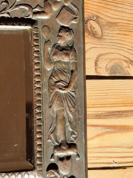 Miroir cadre en laiton repoussé vers 1900, glace biseautée, rare, Métal, Marron, Classicisme (photo 3 sur 11)