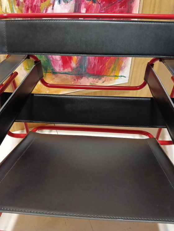Image 1 of Bolso Knoll Wassily B3 rojo mate, nuevo-usado, en piel negra, de Marcel Breuer.