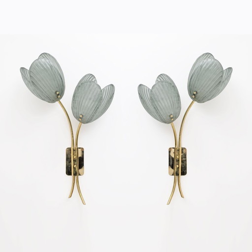 Par de apliques de pared con forma de tulipanes, de cristal de Murano y latón.