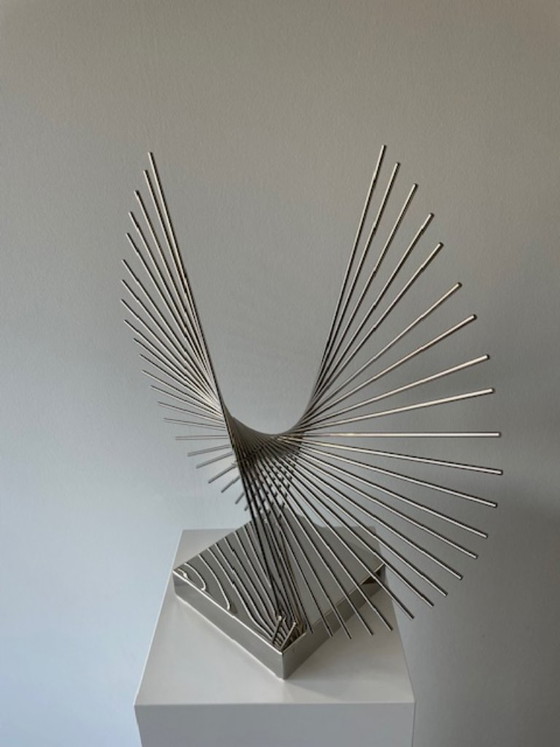 Image 1 of Scultura futuristica in filo di cromo: oggetto astratto modernista