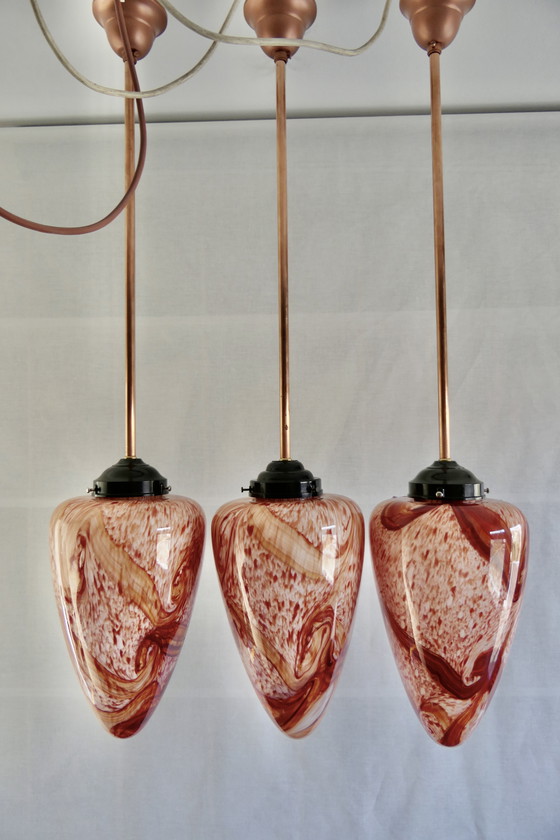 Image 1 of Drie Sfeervolle Druppelvormige Hanglampen van Rood Gemarmerd Opaline Glas