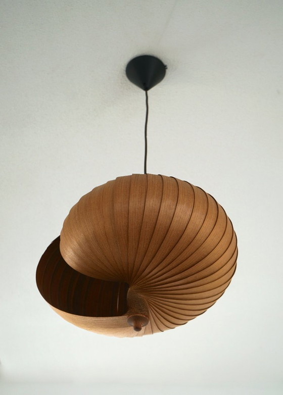 Image 1 of Houten plafondlamp in de vorm van een nautilus, toegeschreven aan Hans Agne Jakobsson. Jaren 60.
