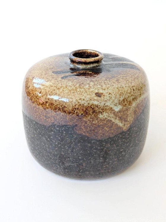 Image 1 of Vaso vintage rotondo in ceramica Studio Pottery |Smalto marrone e crema a goccia | Ceramica moderna del Medioevo
