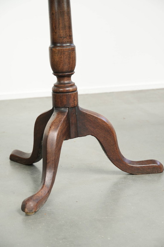 Luxurious antique 18th-century English tilttop/ side table with beautiful colors – Wood (photo 9 of 10)