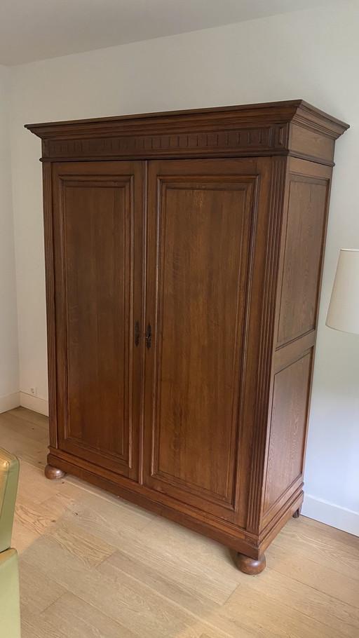 Bellissimo mobile d'epoca elegante con ampio spazio di archiviazione e 3 cassetti