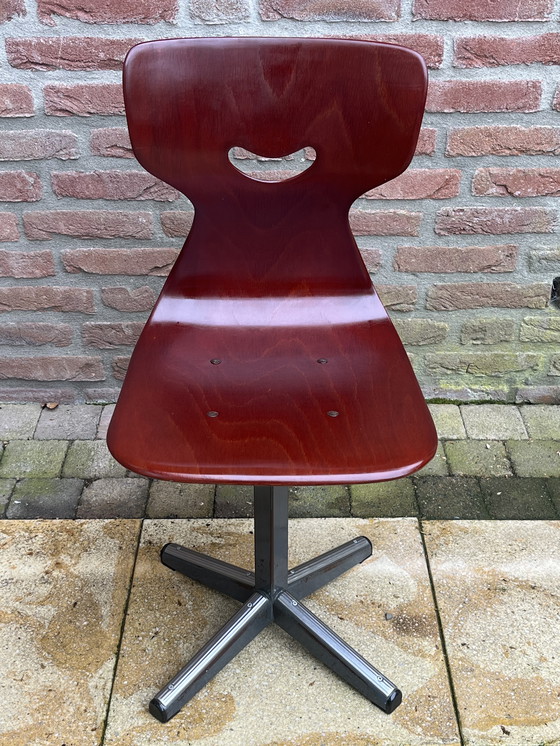 Image 1 of Chaire de l'école de design industriel Pagholz - Adam Stegner