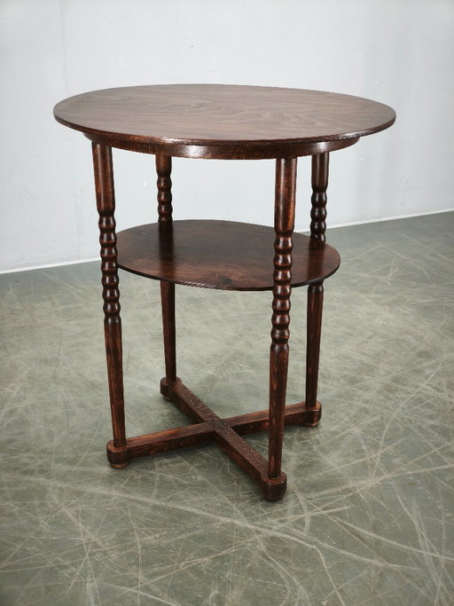 Tsjechische ovale art deco bijzettafel van beukenhout uit de jaren 1920 met onderplank.