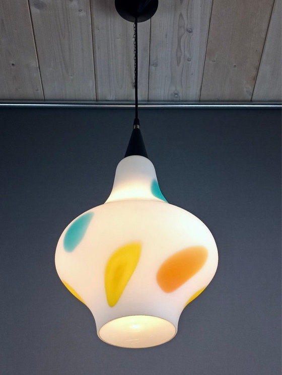 Image 1 of Grande lampada a sospensione Stilnovo a una luce in opalina e inclusioni colorate. Italia, anni '50