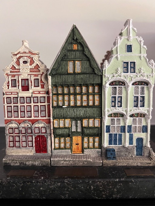 Magnifique miniature des trois maisons les plus célèbres de Malines, situées dans le quartier de Haverwerf. Pièce unique.
