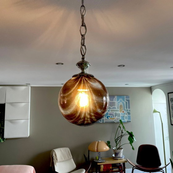 Image 1 of Portugese Art Deco revival hanglamp met bruine, handgeblazen glazen bol in spiraalvorm van Marinha Grande, jaren 60.