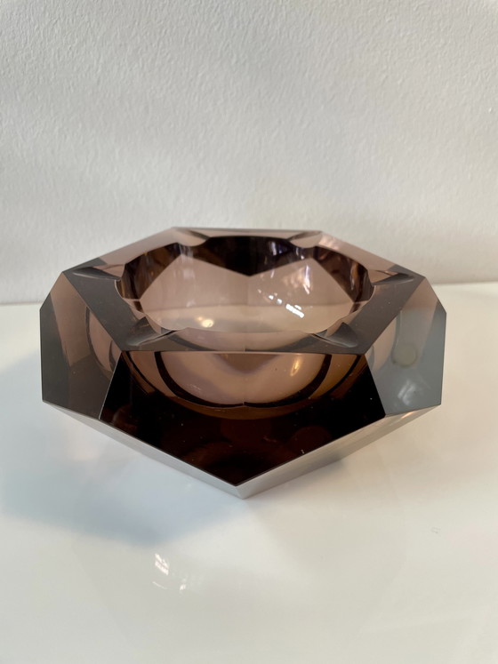 Image 1 of Bernsteinfarbener Facettierter Aschenbecher aus Muranoglas