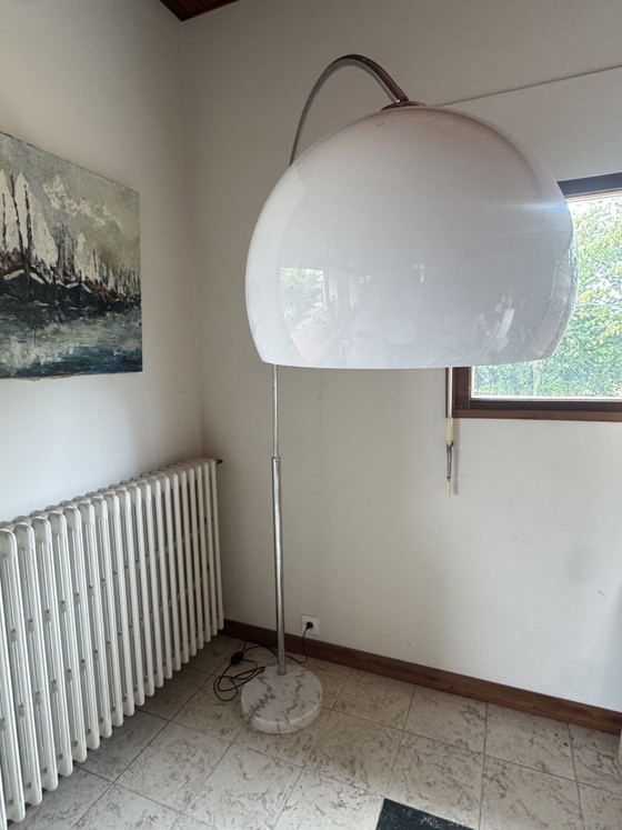 Image 1 of Large vintage Italian arc floor lamp – 1970s – Marble, chrome & opaline diffuser