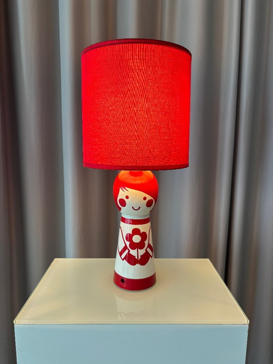 Tischlampe mit puppenförmigem Sockel, Rot und Weiß, Tischlampen, Holz, Stoff, Vintage (Foto 8 von 12)