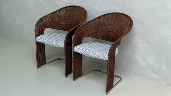 Image 1 of Deux magnifiques chaises design en rotin avec piètement chromé
