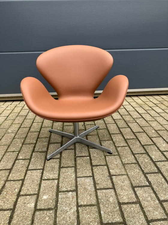 Image 1 of 3 sillas Swan de Fritz Hansen, de cuero color coñac, ¡en perfecto estado!