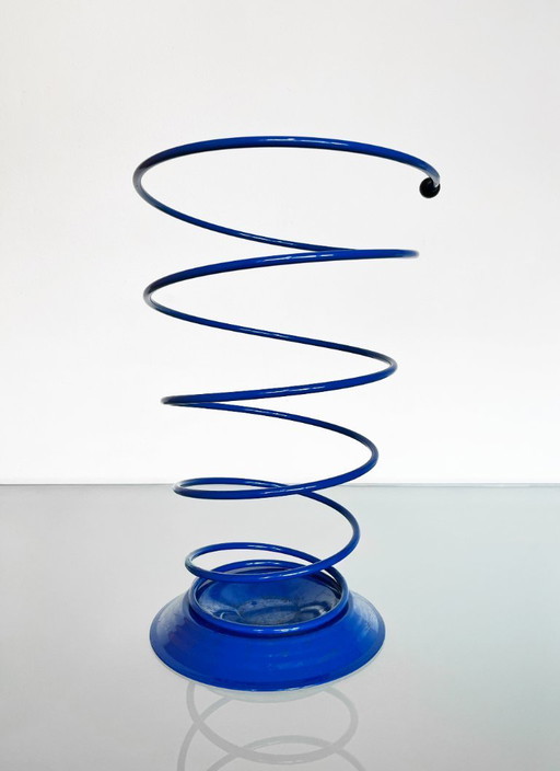 Porte-parapluie vintage bleu en spirale des années 80