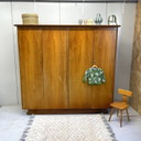 Elegante armadio vintage di metà secolo a 4 ante con appendiabiti e gambe