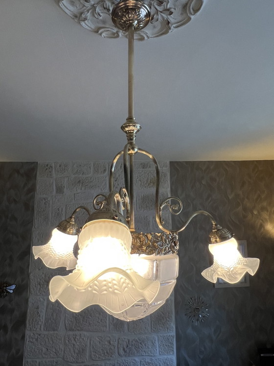 Image 1 of Lampadario Art Nouveau a quattro bracci in ottone e bronzo con globi in vetro satinato.
