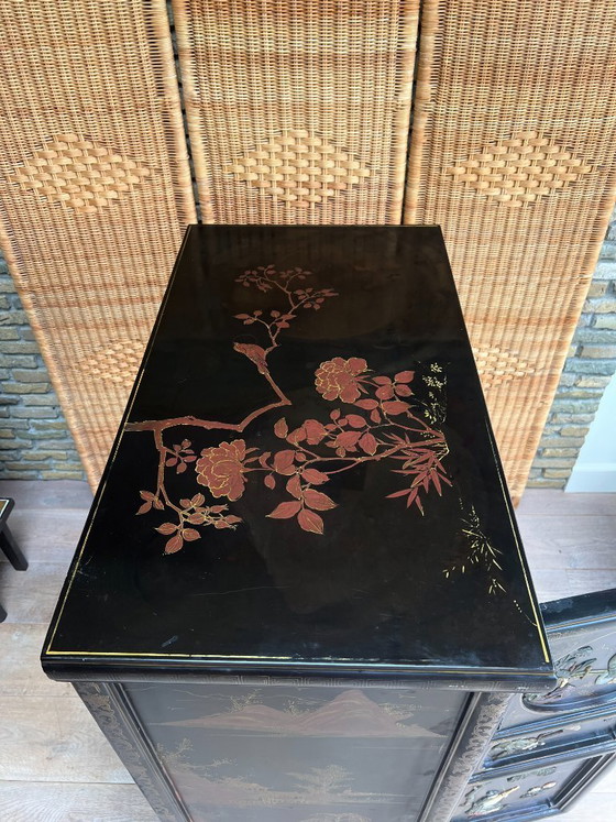 Image 1 of Armario chinoiserie antiguo con incrustaciones de nácar - Armario lacado chino