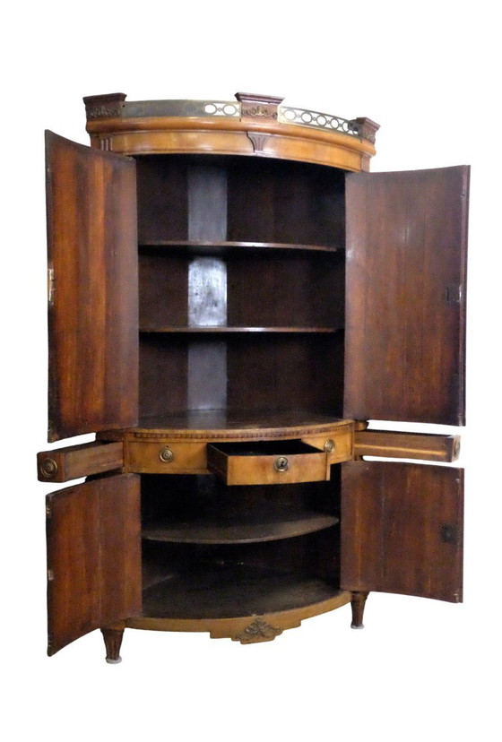 Image 1 of Prachtige 18de eeuwse hoekkast in mahoniehout 