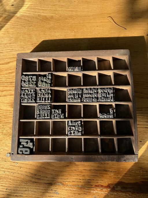 Vintage letterbak met originele loden drukletters