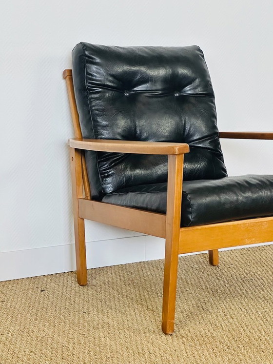 Image 1 of Vintage Scandinavische fauteuil van zwart leer en hout, 1960