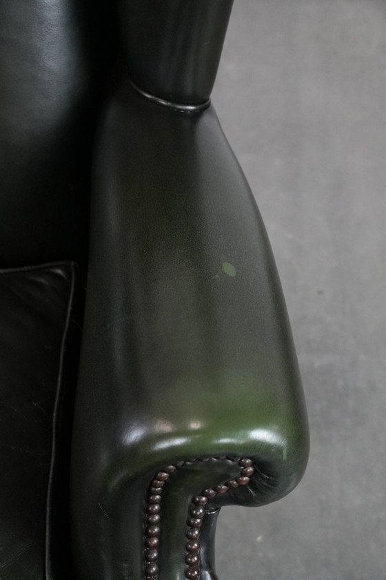 Image 1 of Fauteuil Chesterfield classique en cuir de vachette lisse de couleur vert foncé