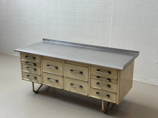 Industriële dressoir met roestvrijstalen blad, authentiek studio meubilair uit de jaren 50