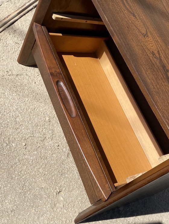 Image 1 of Vintage ladekast uit de jaren 70 van massief iepenhoutfineer met 3 lades.