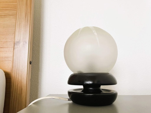 Petite lampe de table portugaise en bois laqué noir avec abat-jour en verre dépoli