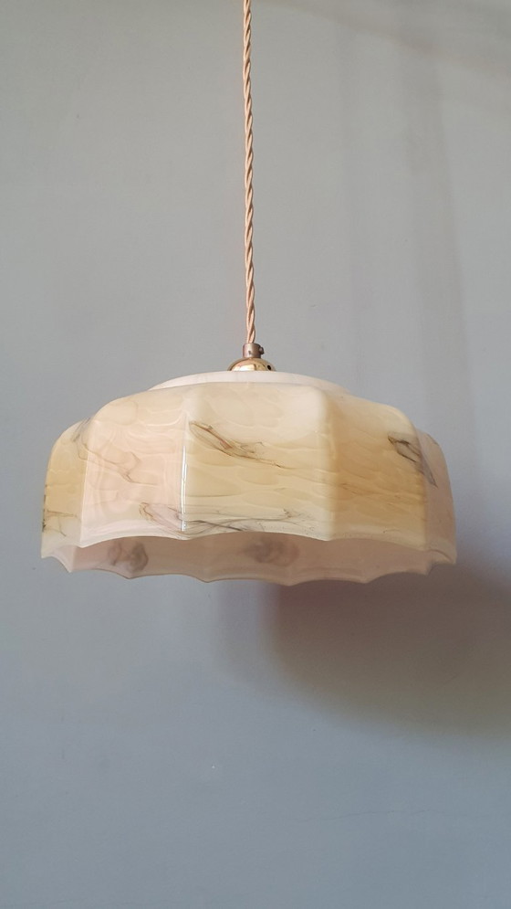 Image 1 of Grande lampada a sospensione vintage in vetro opalino in stile Art Déco.