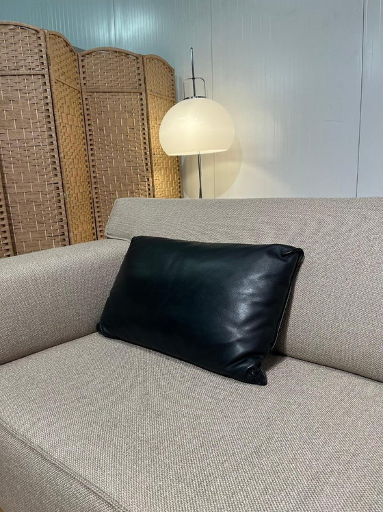 Image 1 of 2 cuscini in pelle nera con design personalizzato, in condizioni perfette.