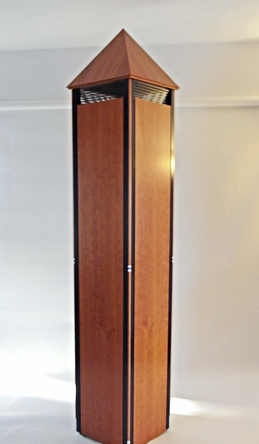 Armoire colonne postmoderne, en bois de cerisier, pièce unique des années 1980