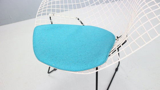Image 1 of Silla Diamond de Harry Bertoia en metal blanco y negro y nuevo asiento azul años 60