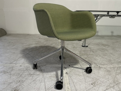 Sillón Muuto Fiber verde oliva - base giratoria sobre ruedas – fauteuils, Plastic