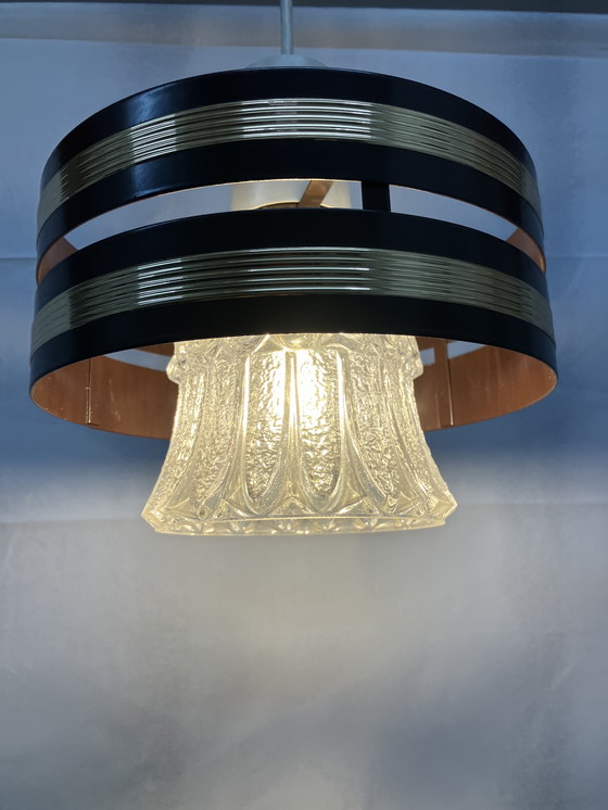 Image 1 of Vintage hanglamp met ijzeren ring en glazen binnen kap