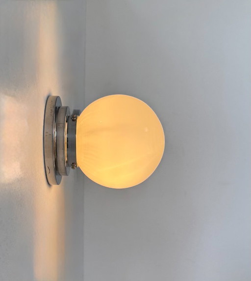 Paire d'appliques vintage moderniste art déco, chrome et opaline, France, 1930