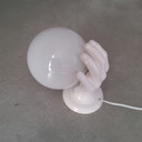 Lampada da parete scultorea in porcellana, mano in ceramica con sfera in vetro