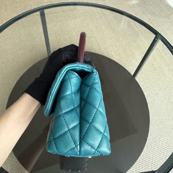 Image 1 of Chanel Coco Handle Small - Caviar trapuntato blu con finiture dorate Serie 28