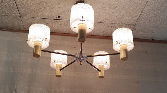 Image 1 of Lampadario a cinque luci in ottone e perspex - anni '60/'70