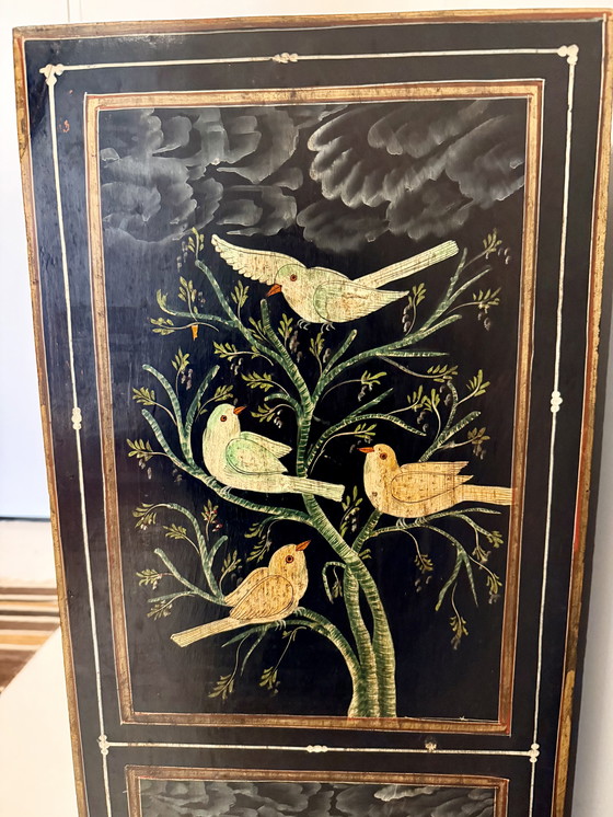 Image 1 of Cassettiera vintage in legno nero, dipinta a mano e riccamente decorata, con 8 cassetti