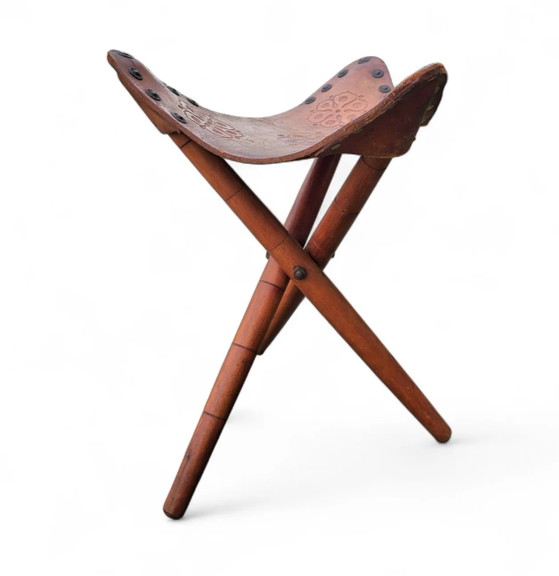 2 x Bijpassende Vintage Bewerkt Lederen Driepoot Stoel / Campingstoel – Klapstoelen (photo 9 of 17)
