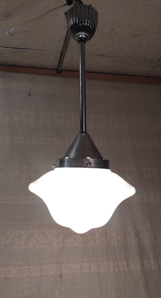 Lampada a sospensione di design Bauhaus con globo opalino - anni '20/'30